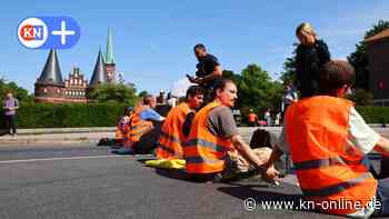 Lübeck: Klimaprotest der Letzten Generation - Klimakleber vor Holstentor