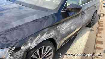 Lkw drückt Auto in Leitplanke auf der A94