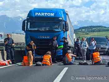 "Blocco inaccettabile". Gli ecovandali si incollano sull'autostrada del Brennero