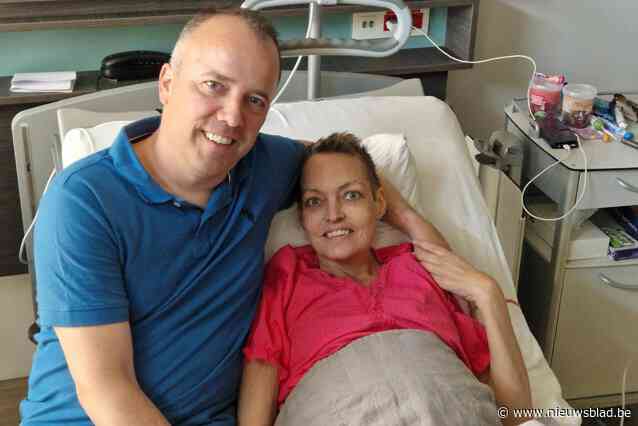 De tumor zat er al 5 jaar, nu blijkt vriendin (48) van weerman Ruben Weytjens plots ongeneeslijk ziek: “Ze had geen enkel symptoom”
