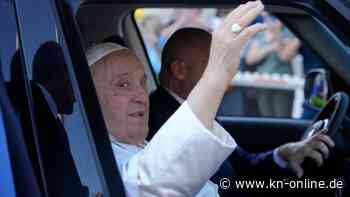 Papst Franziskus verlässt Krankenhaus nach Bauch-OP