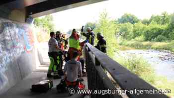 Mit dem Knie in der Klemme: Feuerwehr befreit Mann aus Geländer