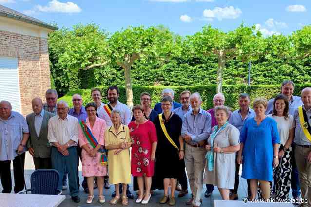 Gemeente zet ereraadsleden en -schepen in de bloemetjes