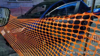 Danneggia la transenna e finisce con l'auto dentro una voragine