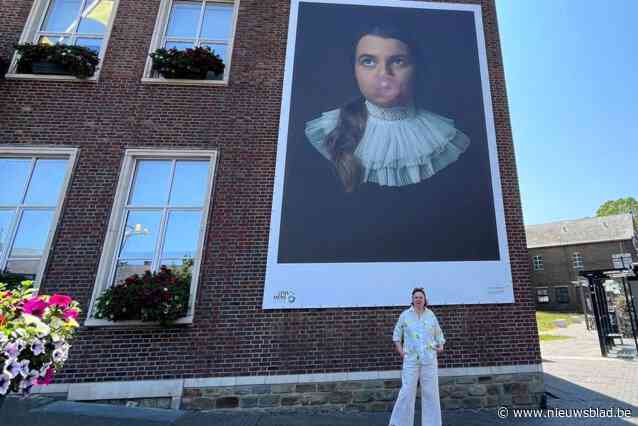En plots prijkt ‘megafoto’ van Julie (19) op gemeentehuis 100 km verderop: “Ik wist niet dat mama mijn portret had ingezonden”
