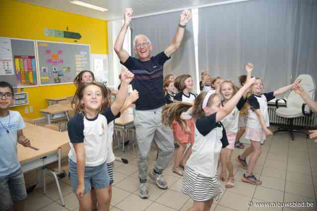 Sportleerkracht Patrick Savaete op passende sportieve manier uitgewuifd