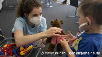 Augsburger Medizinstudenten behandeln Teddybären