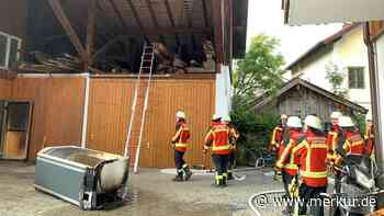 Antdorf: Schmorende Kühltruhe in einer Halle sorgt für Feuerwehreinsatz