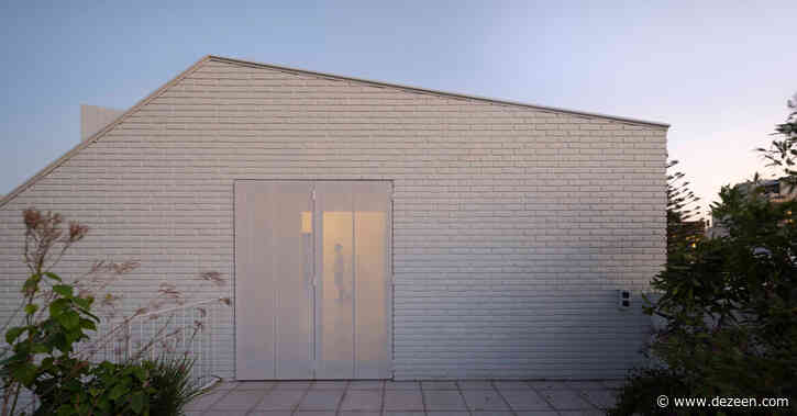 BHY Arquitectos arranges multiple courtyards in white Argentinian house