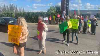 Protest causes traffic jams for Sask. Party supporters entering Premier’s dinner