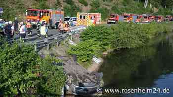 Auto fährt in Fluss: Eine Verletzte gestorben