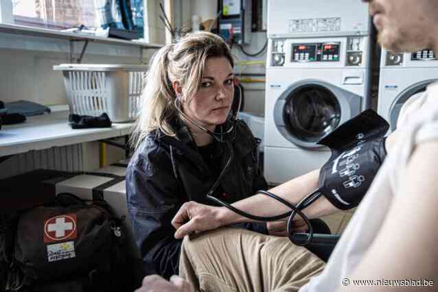 Eerste straatverpleegster in Hasselt: “Daklozen zijn niet de mannen die leven van de vuilnisbak”