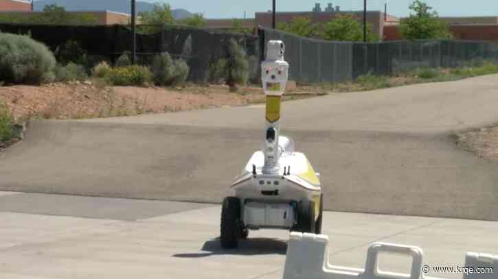 Santa Fe High School tests out new security robot