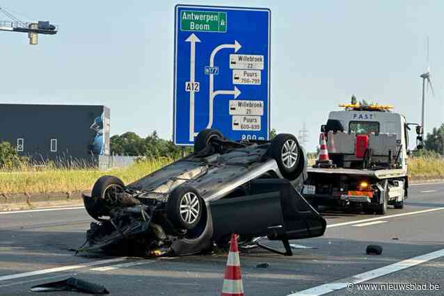 Auto over de kop bij spectaculair ongeval op A12 in Willebroek: inzittende gewond, tweede persoon in wagen blijkt onvindbaar