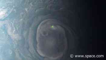 Alien green flash: Lightning crackles in vortex near Jupiter's north pole (photo)