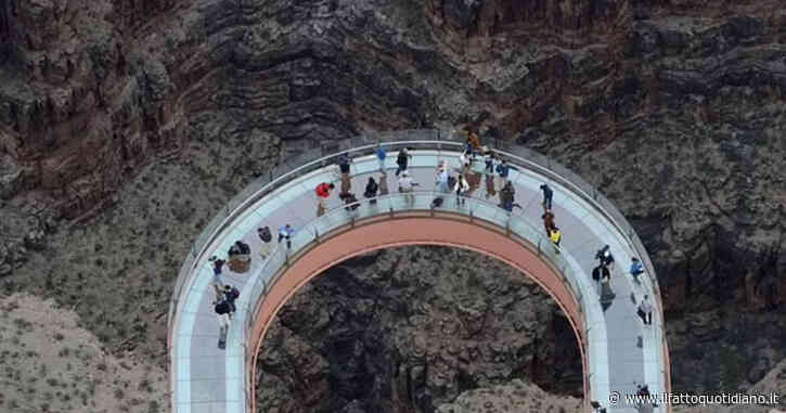 Si sporge troppo e cade nel vuoto da un ponte di vetro e precipita per oltre mille metri: morto un turista nel Grand Canyon National Park