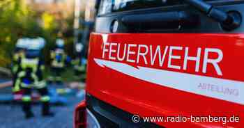 Lagerhalle mit Tausenden Reifen in Flammen