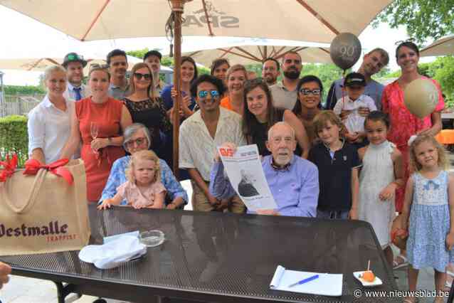 GVA-linotypist op rust krijgt voor zijn negentigste verjaardag Gazet van Stan cadeau van zijn creatieve kleinkinderen