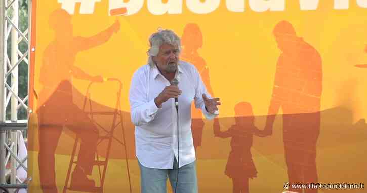 Grillo sul palco della manifestazione del M5S: “Serve un reddito universale incondizionato”