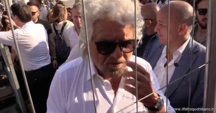 Beppe Grillo scherza con Giuseppe Conte: “Ha la camicia bianca come me, toccate lui”