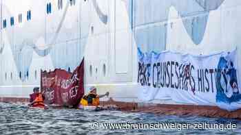Klimaaktivisten blockieren Kreuzfahrtschiff beim Auslaufen