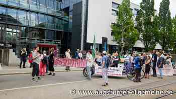 Augsburger Klimaaktivisten demonstrieren und kritisieren die Justiz