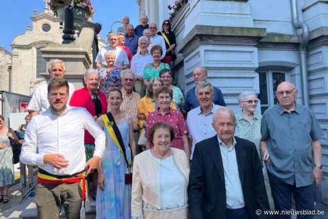 Gouden, diamanten en briljanten echtparen ontvangen in gemeentehuis