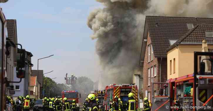 Zwei Feuerwehrleute nach Einsatz in Motorradladen vermisst