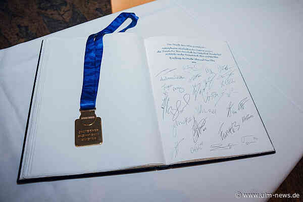 Ulmer Basketballer feiern Deutsche Meisterschaft mit tausenden Fans auf dem Münsterplatz