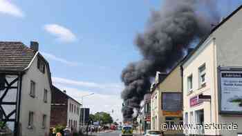 Räumarbeiten nach Brand: Stadt und Land in tiefer Trauer
