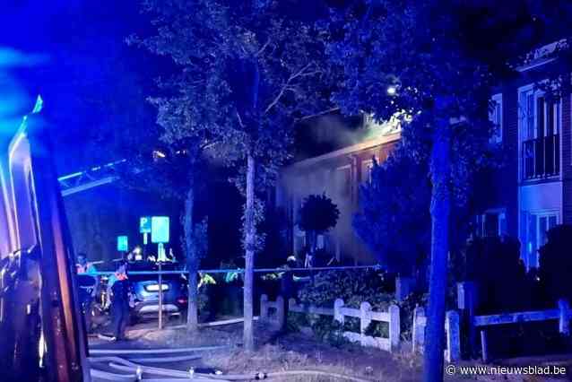 Twee kindjes (4 en 8) overleden bij hevige woningbrand in Sint-Amands, moeder kritiek: “Ze werd in de tuin aangetroffen”