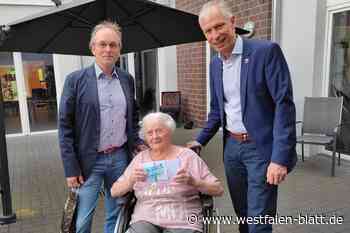 Lübbecke: Sekt, Schnittchen und Blasmusik zum 104. Geburtstag
