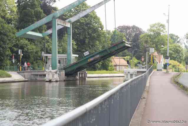 Dan toch geen maandenlange hinder na aanvaring schip met Steenbruggebrug: brug werkt opnieuw