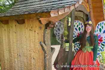 Elfe Holli richtet kleines Zuhause auf der Landesgartenschau Höxter ein