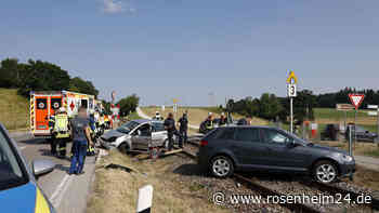 Autos landen nach Unfall auf Gleisen: Drei Verletzte in Klinik gebracht