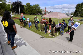 PHOTOS: Worker Solidarity Network calls on government to protect workers in extreme heat