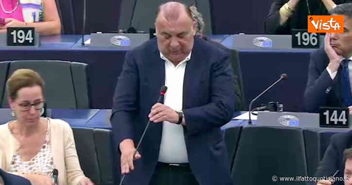 L’intervento tra le lacrime dell’eurodeputato di Forza Italia che ricorda Berlusconi: “Fieri di lui” – Video