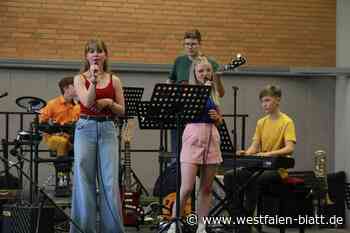 Schüler des Liebfrauen-Gymnasiums Büren begeistern mit Liedern für den Frieden
