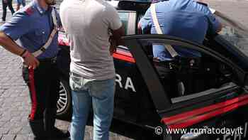 Ruba le borse al ristorante, turiste lo inseguono e lo fanno arrestare