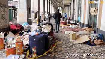 VIDEO | Sgombero dell'accampamento sotto ai portici di Termini: sul posto c'è anche il Prefetto Giannini