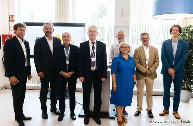 Landesrat Mag. Heinrich Dorner und Oberpullendorfer Bürgermeister Johann Heisz als Ehrengäste der offiziellen Eröffnung des Plasmavita-Spendezentrums in Oberpullendorf