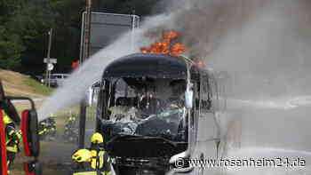 Große Aufregung in Bischofswiesen: Reisebus auf B20 in Flammen