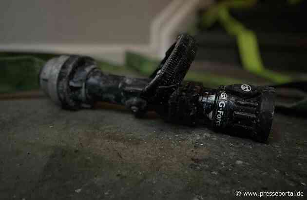 FW-E: Kellerbrand in einem Mehrfamilienhaus - Feuerwehr rettet zwei Personen über die Drehleiter, eine Person verletzt