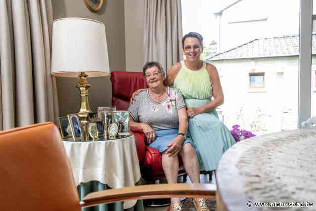 Ingrid (85) woont voortaan in zorgunit in tuin van haar dochter Heidi: “De kleinkinderen en de hond springen vaak binnen”