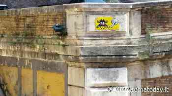 Sulle tracce di Invader: a Monti il "mosaico pixel" del celebre street artist