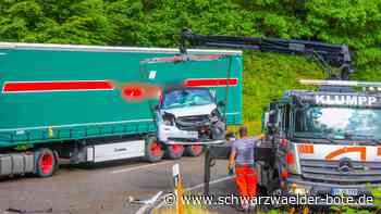 63-Jähriger schwer verletzt: Smart prallt bei Dobel gegen Lastwagen