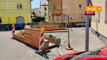 Parkplätze fallen weg: Anwohner in Augsburg stören sich an Sitzmöbeln