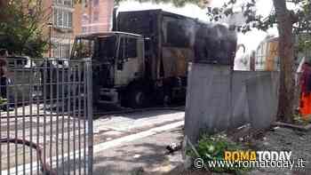 Incendio a Tor Bella Monaca: compattatore Ama in fiamme