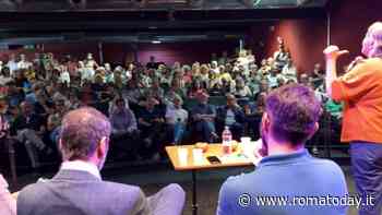 Caos rifiuti, il quartiere esasperato “tira” i pomodori all’assessora Alfonsi