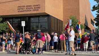 Duelling protests held outside GECDSB office